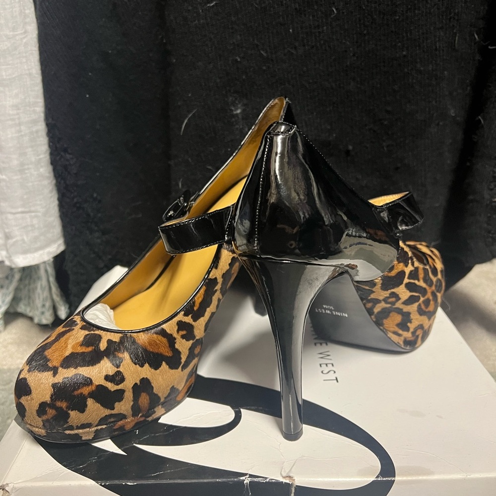 Worn once. No scuffs. 4 inch heel with platform